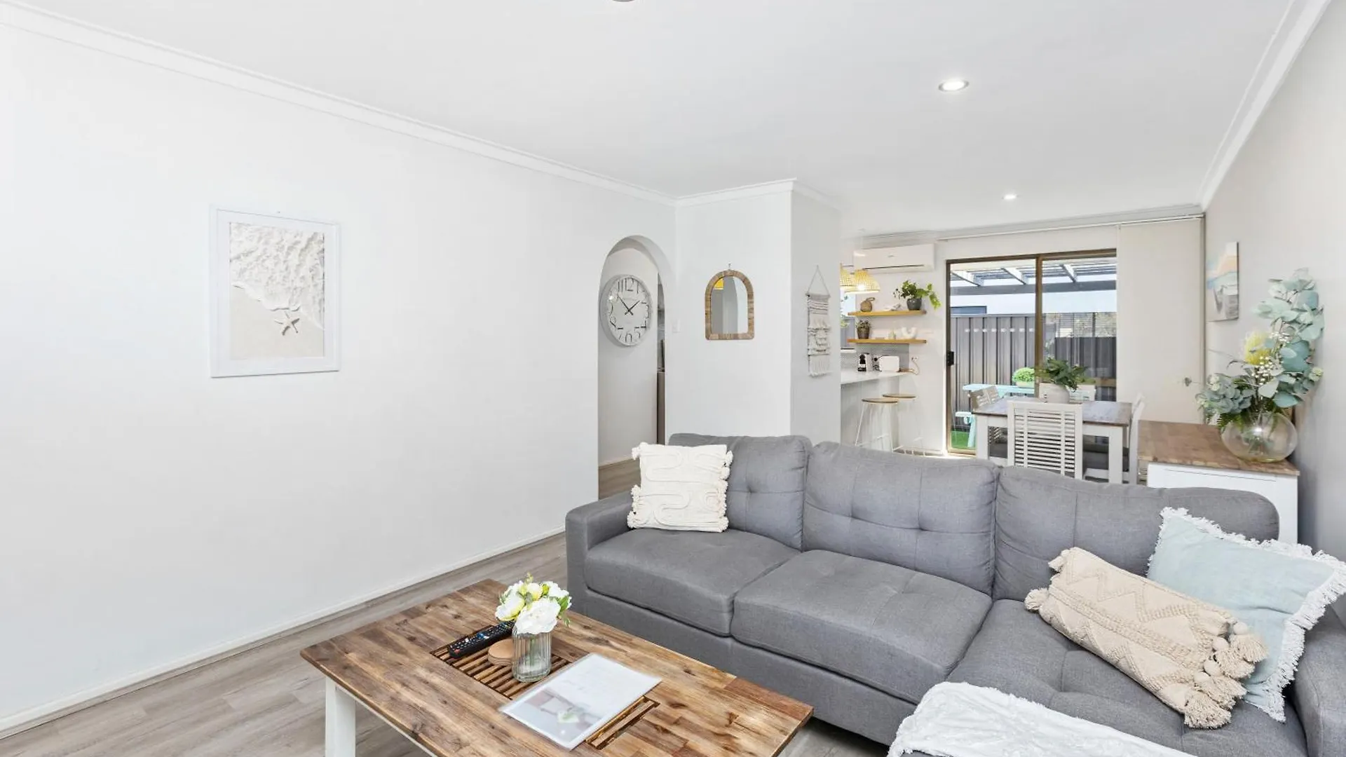 Coastal Convenience! Walk To The Shops & Cafes... Villa Perth
